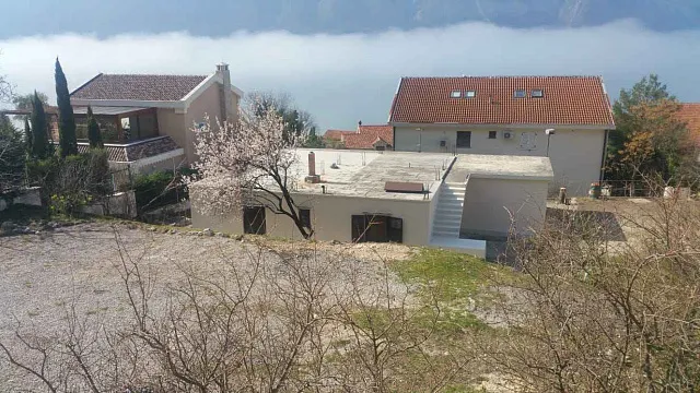 Zum Verkauf steht ein Haus mit großem Grundstück in Dobrota, — photo 25
